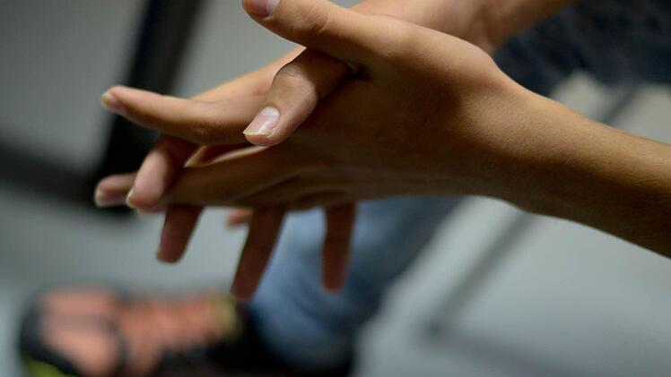 Alleine in Deutschland: So wie der junge Mann auf unserem Symbolbild kamen dieses Jahr rund 16.000 unbegleitete minderjährige Flüchtlinge nach Bayern.  Foto: Peter Steffen/ DPA