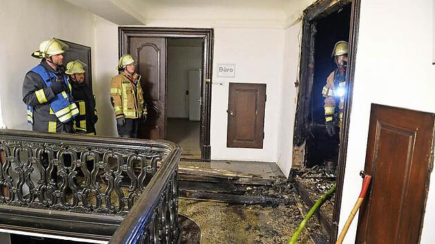 Das Feuer wurde zum Gl&uuml;ck entdeckt, ehe es auf das h&ouml;lzerne Treppenhaus in der Oberen Sandstra&szlig;e 7 &uuml;bergegriffen hat. Foto: Ronald Rinklef