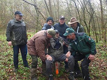 Unverzichtbar bei einem Grenzgang: Das Stauchen, beobachtet den Bürgermeister Franz Kuhn (hinten links). Diesem Brauch beim Gang rund um Rottershausen durfte sich Feldgeschworener Roman Seufert unterziehen. Foto: Stefan Geiger