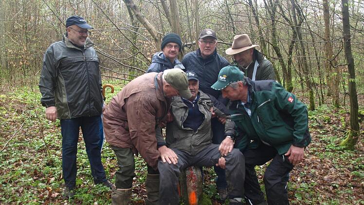 Unverzichtbar bei einem Grenzgang: Das Stauchen, beobachtet den Bürgermeister Franz Kuhn (hinten links). Diesem Brauch beim Gang rund um Rottershausen durfte sich Feldgeschworener Roman Seufert unterziehen. Foto: Stefan Geiger
