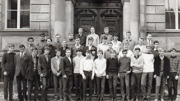 Das ist Thomas Gottschalks Klasse vor 50 Jahren: die 10 a des Markgraf-Georg-Friedrich-Gymnasiums im Schuljahr 1966/67, zum Klassenfoto vor dem Hauptportal der Schule aufgestellt. Wo Thomas Gottschalk steht, erkennen Sie doch sicher sofort, oder?  Foto: privat