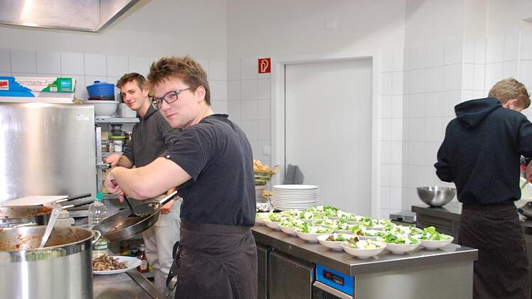 Florian Wermbtler, Max Weise und Ben Eber bereiteten f&uuml;r die 50 G&auml;ste ein Dreig&auml;ngemen&uuml;. Foto Uschi Prawitz