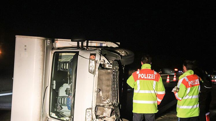 Mit einer ganzen Familie an Bord kippte am Donnerstagabend ein Wohnmobil auf der A70 um und krachte in eine Betonschutzplanke. Foto: NEWS5 / Merzbach