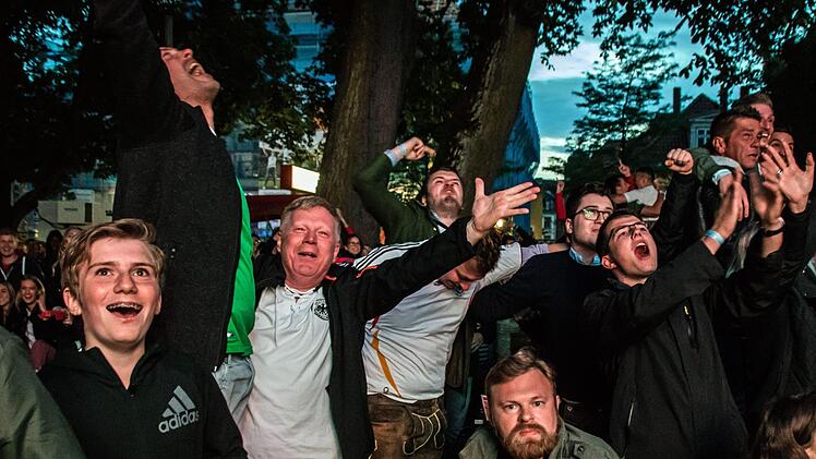 Jubel in der Nachspielzeit: Erst Sekunden vor Schluss hatten die zahlreichen Fans  im Coburger Prinzengarten beim Public Viewing Grund zur Freude.Foto: Jochen Berger