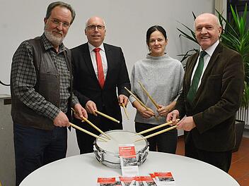 Zum zwölften Mal startet in diesem Jahr der musikalische Förderwettbewerb "Talentissimo" in Rhön-Grabfeld.  Schirmherr Landrat Thomas Habermann trommelte schon mal auf dem Snare Trum gemeinsam mit Sparkassendirektor Georg Straub, dem Leiter der Kreismusikschule, Ulrich Wehner, sowie Nicole Büchs von der Marketingabteilung der Sparkasse Bad Neustadt. Foto: Hanns Friedrich