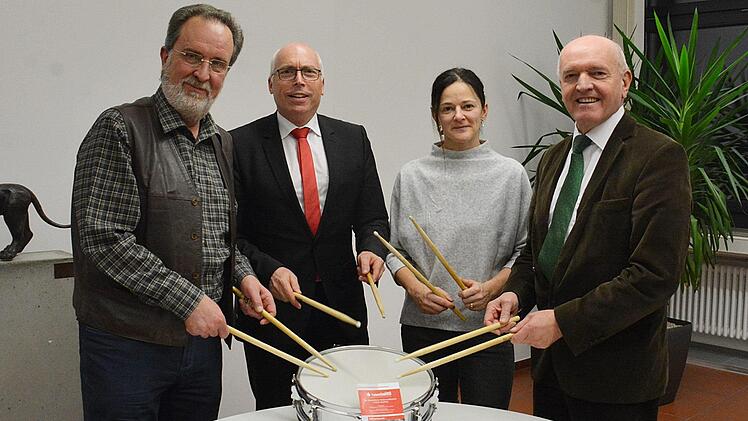 Zum zwölften Mal startet in diesem Jahr der musikalische Förderwettbewerb "Talentissimo" in Rhön-Grabfeld.  Schirmherr Landrat Thomas Habermann trommelte schon mal auf dem Snare Trum gemeinsam mit Sparkassendirektor Georg Straub, dem Leiter der Kreismusikschule, Ulrich Wehner, sowie Nicole Büchs von der Marketingabteilung der Sparkasse Bad Neustadt. Foto: Hanns Friedrich