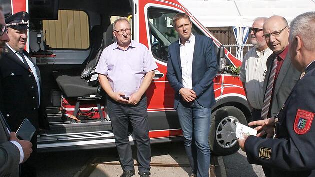 Bei der &Uuml;bergabe des Mehrzweckfahrzeuges an die Werkfeuerwehr Saint Gobain erkl&auml;rten die Fachleute die Funktionalit&auml;t (von links): Landrat Sebastian Straubel, Jens Stammberger, Dritter B&uuml;rgermeister Gerd M&uuml;cke, B&uuml;rgermeister Marco Steiner, Richard Utzschneider, Thomas Lesch, Manfred Lorenz.  Foto: Martin Rebhan
