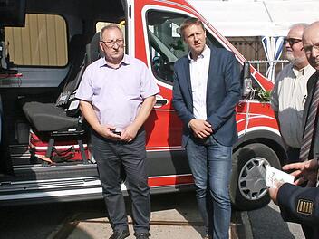Bei der &Uuml;bergabe des Mehrzweckfahrzeuges an die Werkfeuerwehr Saint Gobain erkl&auml;rten die Fachleute die Funktionalit&auml;t (von links): Landrat Sebastian Straubel, Jens Stammberger, Dritter B&uuml;rgermeister Gerd M&uuml;cke, B&uuml;rgermeister Marco Steiner, Richard Utzschneider, Thomas Lesch, Manfred Lorenz.  Foto: Martin Rebhan