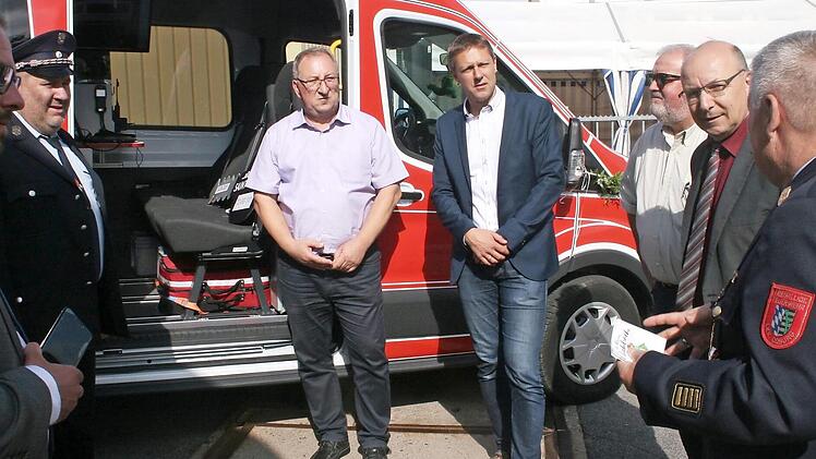Bei der &Uuml;bergabe des Mehrzweckfahrzeuges an die Werkfeuerwehr Saint Gobain erkl&auml;rten die Fachleute die Funktionalit&auml;t (von links): Landrat Sebastian Straubel, Jens Stammberger, Dritter B&uuml;rgermeister Gerd M&uuml;cke, B&uuml;rgermeister Marco Steiner, Richard Utzschneider, Thomas Lesch, Manfred Lorenz.  Foto: Martin Rebhan