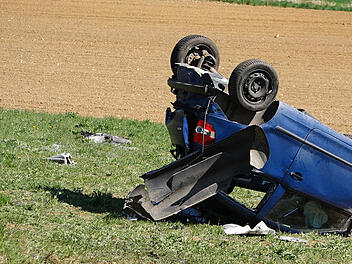 VW landet nach Irrfahrt auf Feld