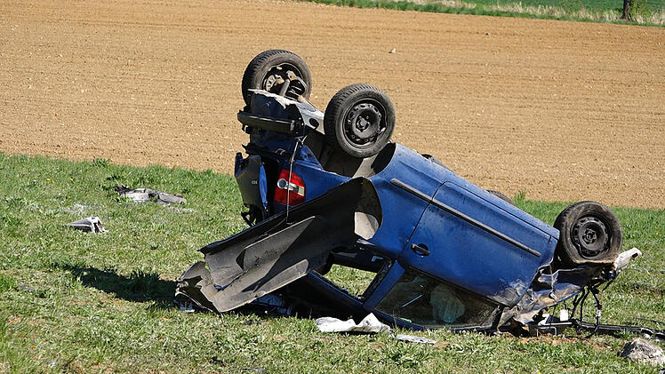 VW landet nach Irrfahrt auf Feld