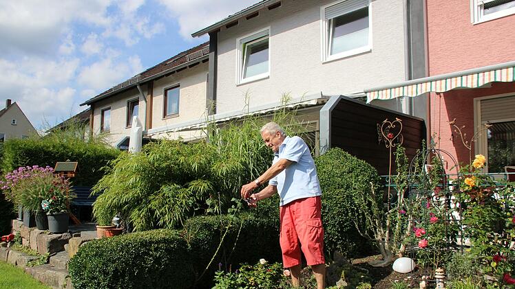 Zumindest am Wochenende kann Alfred Roßmeisl jetzt wieder die Ruhe in seinem Garten genießen. Foto: Katrin Geyer