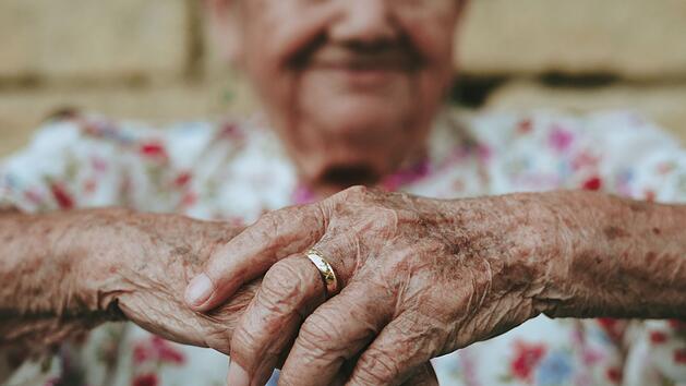 Je nach Pflegegrad erh&auml;ltst du unterschiedlich viel Pflegegeld im Monat.