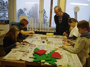 Sarah Schramm, Leonie Blank, Leonie Stauch und Benedikt Zwosta beteiligen sich an der Aktion "Kinder helfen Kindern." Mit im Bild ist Franz Kluge, der sich über das große Engagement der Schüler freut. Foto: Heike Schülein