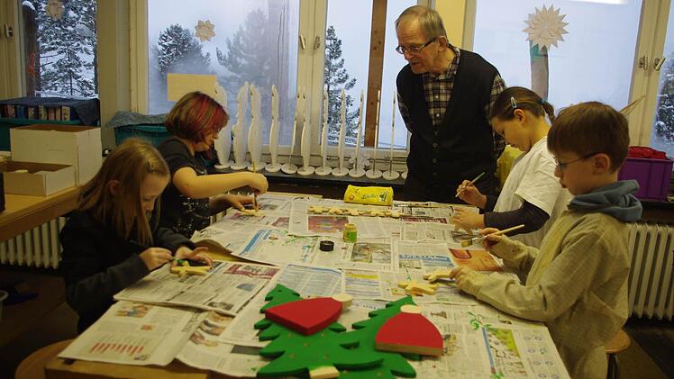 Sarah Schramm, Leonie Blank, Leonie Stauch und Benedikt Zwosta beteiligen sich an der Aktion "Kinder helfen Kindern." Mit im Bild ist Franz Kluge, der sich über das große Engagement der Schüler freut. Foto: Heike Schülein