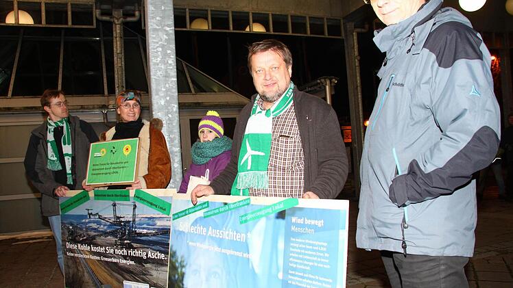 Klaus Knorr (Zweiter von rechts) war anfangs noch für den Trassenbau - und nach der Veranstaltung dagegen. Foto: Jürgen Gärtner