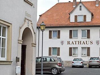 Neue Planung: Wenn es nach dem Willen des Gemeinderats geht, soll der Hof zwischen Alter Schule und Rathaus im Rahmen der Dorferneuerung als Ort für Veranstaltungen und gemütliche Zusammenkünfte hergerichtet werden. Foto: Isolde Krapf