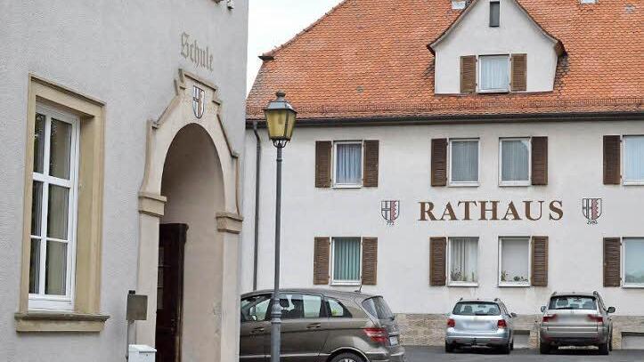 Neue Planung: Wenn es nach dem Willen des Gemeinderats geht, soll der Hof zwischen Alter Schule und Rathaus im Rahmen der Dorferneuerung als Ort für Veranstaltungen und gemütliche Zusammenkünfte hergerichtet werden. Foto: Isolde Krapf