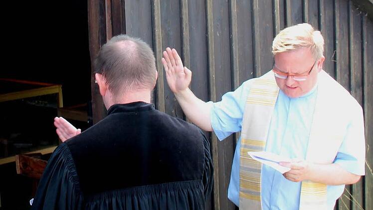 Die beiden Pfarrer segnen das neue Fischereimuseum.