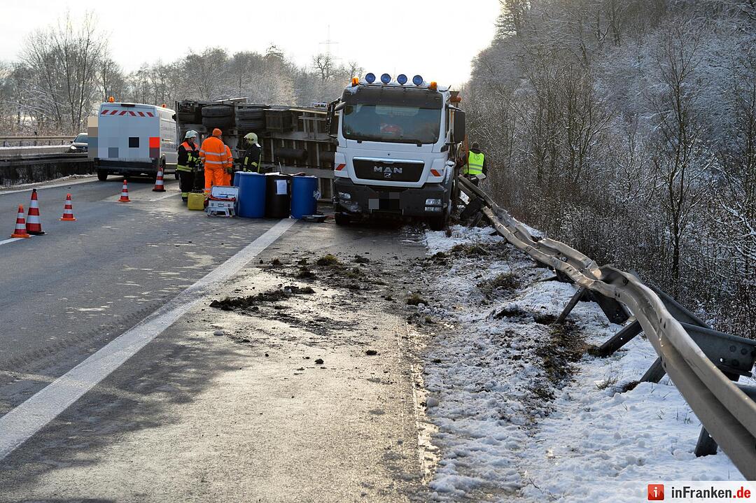 Lkw-Unfall auf A70: Bagger kippt auf Fahrbahn