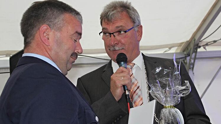Bürgermeister Helmut Dietz (rechts) ehrte Kreisbrandmeister Ralph Morgenroth (links), der als federführender Kommandant der Gemeinde Untermerzbach die Wehren in allen Ortsteilen vernetzt.