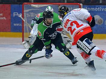 Schon zwei Mal kreuzten die Höchstadt Alligators um Richard Stütz (li.) und der EV Regensburg in dieser Saison die Klingen beziehungsweise Eishockey-Schläger.  Foto: Archiv/Picturedreams