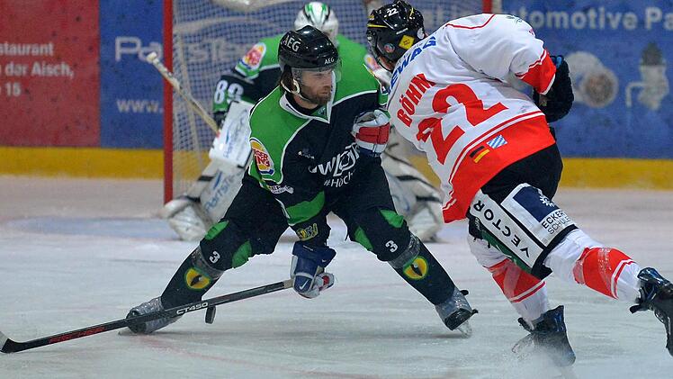 Schon zwei Mal kreuzten die Höchstadt Alligators um Richard Stütz (li.) und der EV Regensburg in dieser Saison die Klingen beziehungsweise Eishockey-Schläger.  Foto: Archiv/Picturedreams