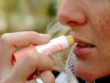 Labello, Blistex unc co. Stiftung Warentest stellt in vielen Lippenpflegestiften gesundheitsgefährdende Stoffe fest. Symbolbild: Jens Schierenbeck/dpa