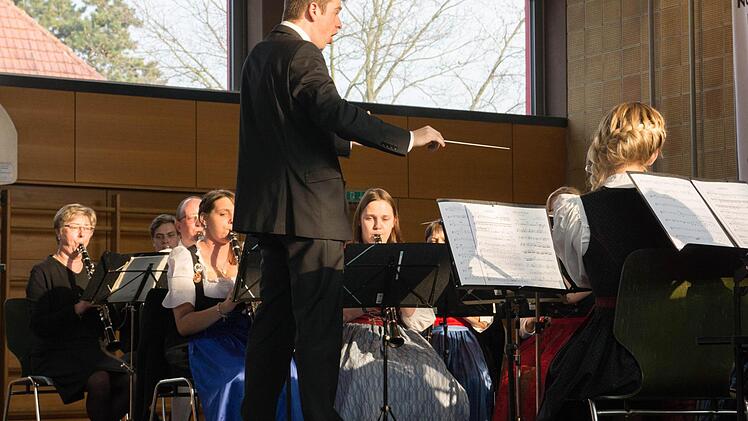 Kreisdirigent Benedikt Feustel leitete das Konzert in der Maintalhalle in Untertheres. Die Zuhörer dankten mit stehenden Ovationen.
