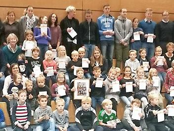 Über hundert Adelsdorfer wurden für ihre Teilnahme beim Sportabzeichen geehrt.  Foto: Johanna Blum