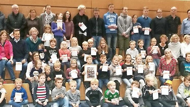 Über hundert Adelsdorfer wurden für ihre Teilnahme beim Sportabzeichen geehrt.  Foto: Johanna Blum