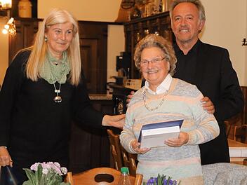 Eine Ehrenurkunde des Kunstvereins erhielt Christel Tischer (Mitte) für ihre "kulinarischen Feuerwerke". Mit im Bild Vorsitzender Karl-Heinz Greim und seine Stellvertreterin Cornelia Morschprivat
