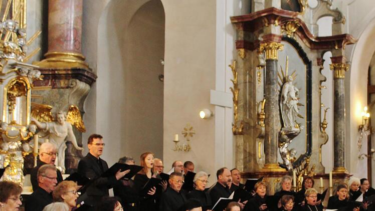 Hermann Freibott dirigierte die Kissinger Sängervereinigung in der Jakobuskirche. Werner Vogel