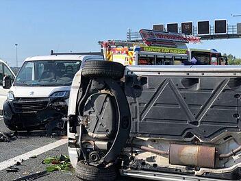 In dem umgest&uuml;rzten Auto erlitt die Fahrerin mittelschwere Verletzungen. Foto: Sebastian Weber, Kreisbrandinspektion ERH