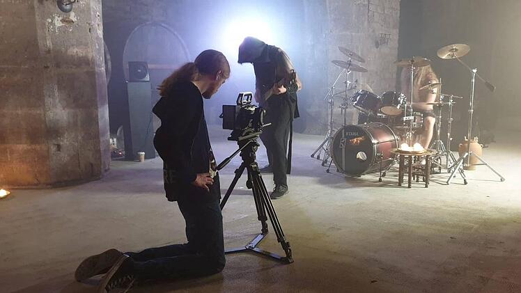 40 bis 50 Mal spielt die Band  das Lied zum Video. Philip Plan