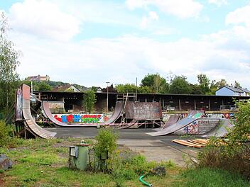 Viel Arbeit liegt der wiedereröffneten Funsport-Abteilung der Coburg Locals, die den Skatepark sanieren will: Die Holzrampen sind verfault, die Anlage ist gesperrt.Christiane Lehmann