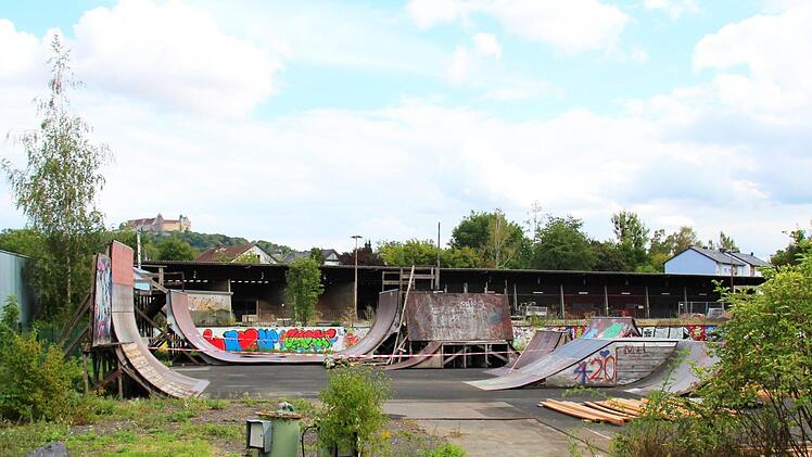 Viel Arbeit liegt der wiedereröffneten Funsport-Abteilung der Coburg Locals, die den Skatepark sanieren will: Die Holzrampen sind verfault, die Anlage ist gesperrt.Christiane Lehmann