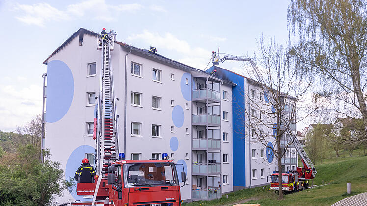 Dachstuhl in Vollbrand: Feuer in Mehrfamilienhaus