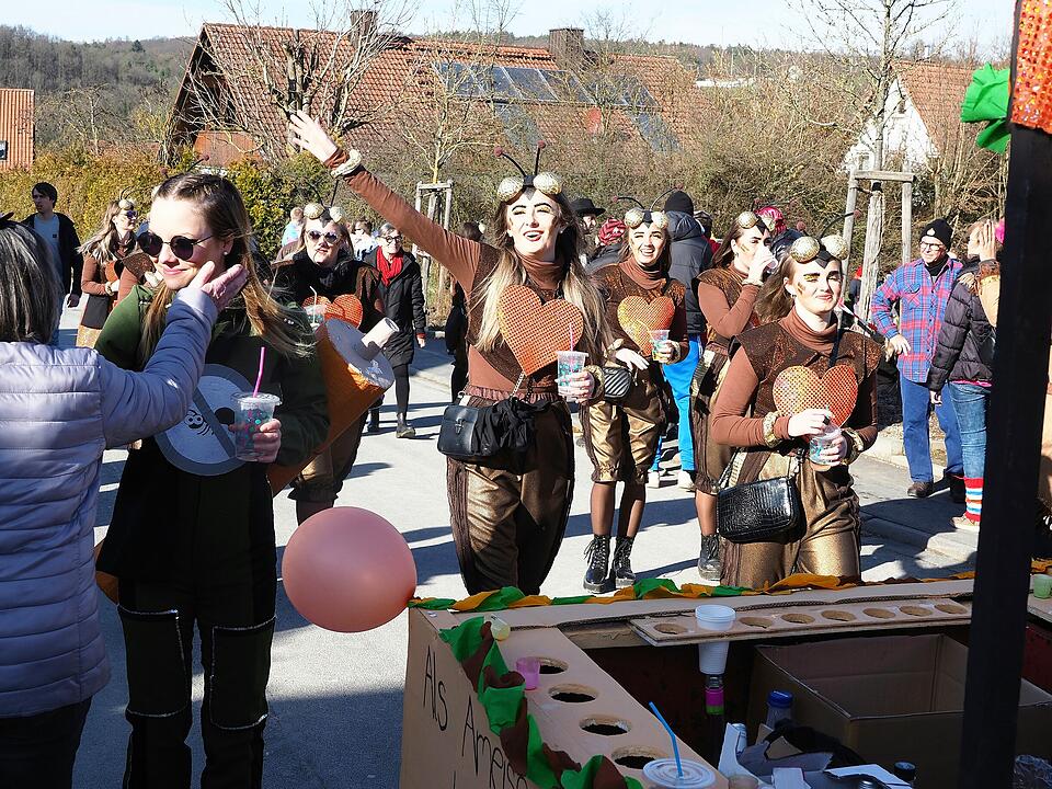 Buntes Faschingstreiben lockte tausende Besucher an.