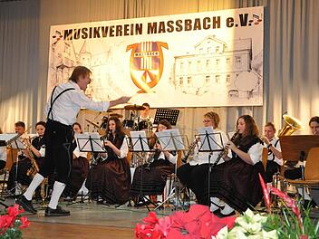 Mit vollem Einsatz dirigiert Karl-Heinz Helmerich das Orchester des Musikvereins Maßbach bei dessen Neujahrskonzert. Fotos: Daniel Wiener