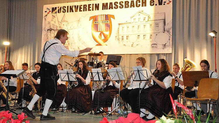 Mit vollem Einsatz dirigiert Karl-Heinz Helmerich das Orchester des Musikvereins Maßbach bei dessen Neujahrskonzert. Fotos: Daniel Wiener