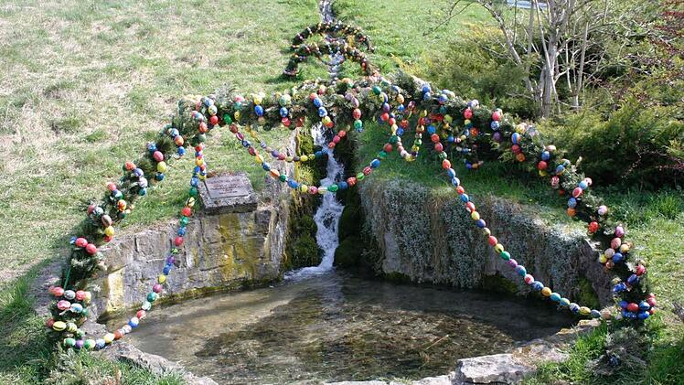 Der Osterbrunnen neben der Schule ist eine Quelle, die geschmückt wird.