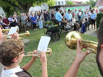 Ein festlicher Empfang wurde den Glocken der neuen evangelischen Matthäus-Kirche in Buttenheim bereitet. Fotos: Barbara Herbst