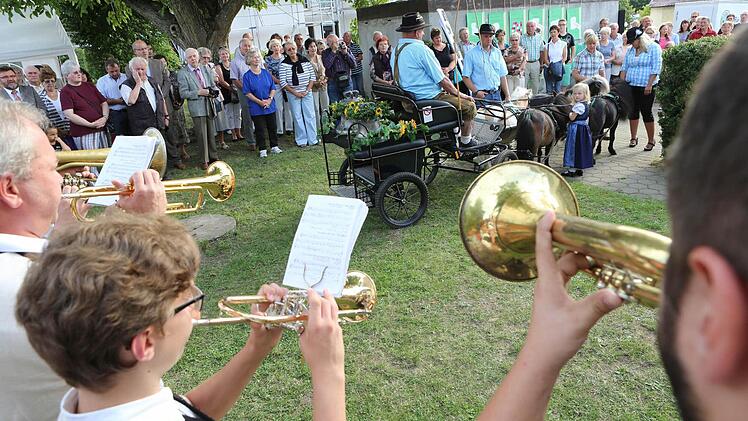 Ein festlicher Empfang wurde den Glocken der neuen evangelischen Matthäus-Kirche in Buttenheim bereitet. Fotos: Barbara Herbst