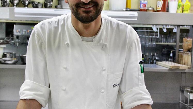 Beim Kochen baut er auf Wissen und Erfahrung, um den Rehrücken so perfekt hinzubekommen