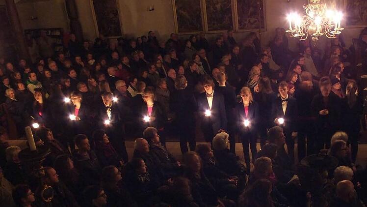 Ein eindrucksvolles Bild ergab der Auszug der Sänger aus der verdunkelten Kirche, bei dem jeder eine Kerze in der Hand hatte.
