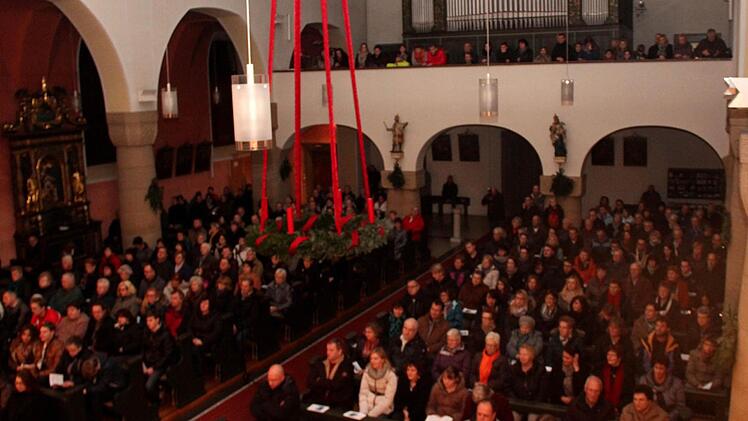 Blick von der Kanzel ins voll besetzte Gotteshaus