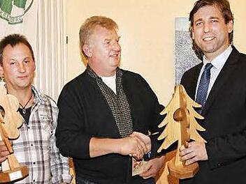 Landrat Hermann Ulm (r.) gratuliert den beiden Preisträgern Georg Roppelt (l.) und Leo Voit aus Kersbach.  Foto: Erlwein