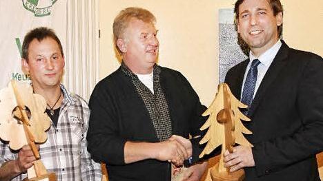 Landrat Hermann Ulm (r.) gratuliert den beiden Preisträgern Georg Roppelt (l.) und Leo Voit aus Kersbach.  Foto: Erlwein