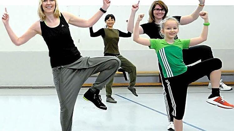 Bokwa ist einer der neuesten Fitness-Trends. Der Name setzt sich zusammen aus Bo für boxen und Kwa aus dem Wort Kwaito, einem afrikanischen Tanz. Buchstaben, Zahlen und Symbole werden zu schnellen Beats mit Körpereinsatz dargestellt. Das schult die Koordination, fordert Kraft und Ausdauer.  Archivbild: Horst Ossinger/dpa